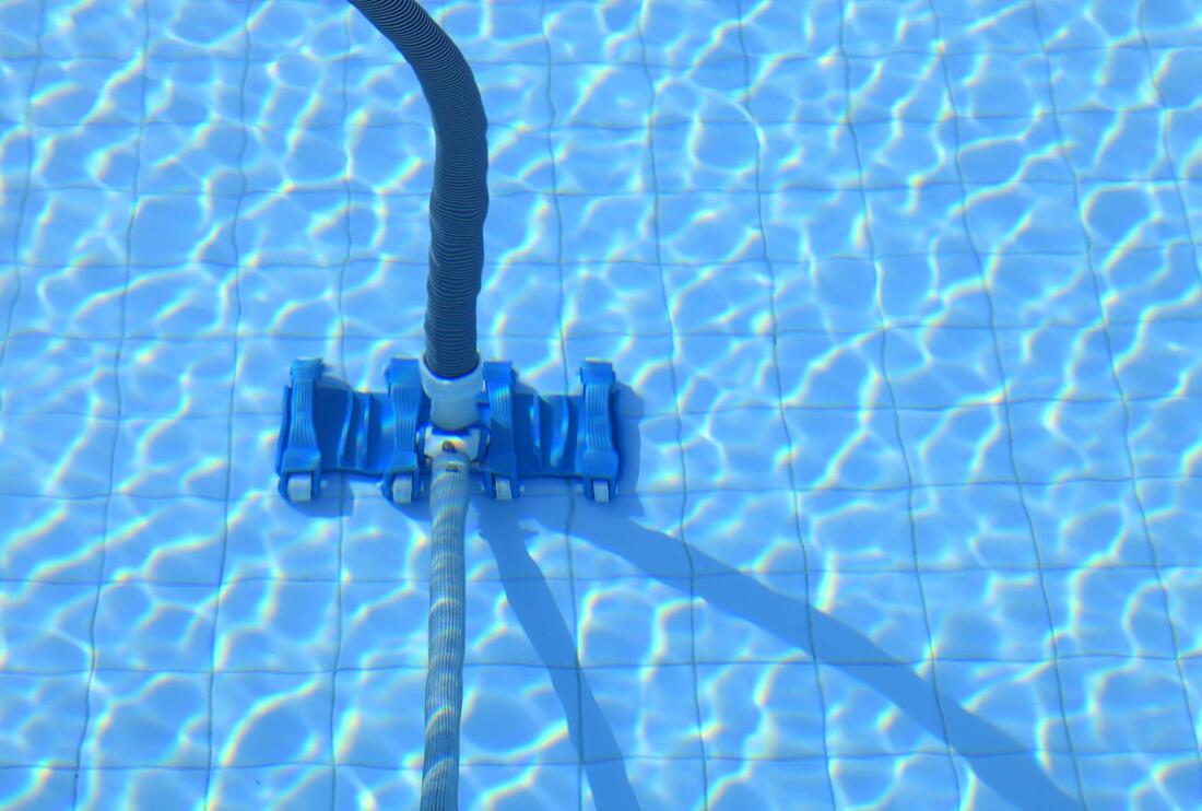 pool tile cleaning underwater 